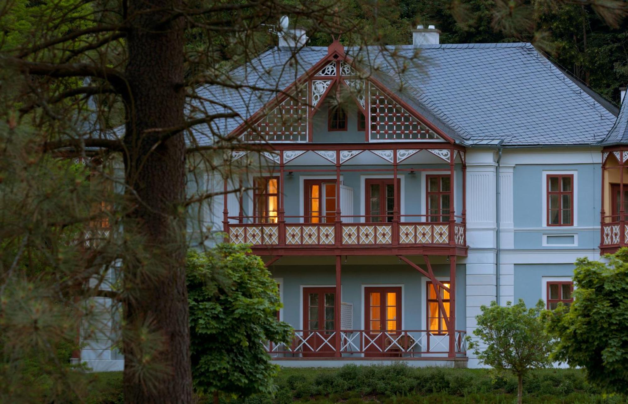 Alpska Ruze Hotel Luhacovice Exterior photo
